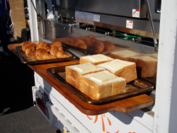 天気のいい日に外で焼きたてパンがおすすめ！