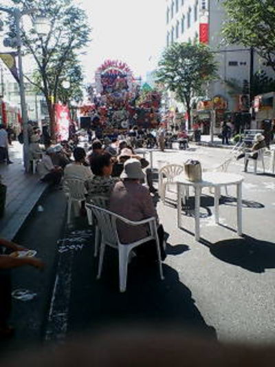 街中は歩行者天国でし…